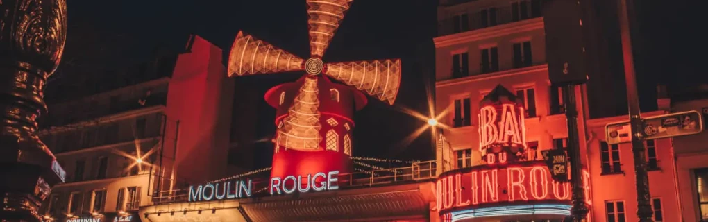 Un espectculo nocturno a las afueras de Montmartre, en el famoso Moulin Rouge