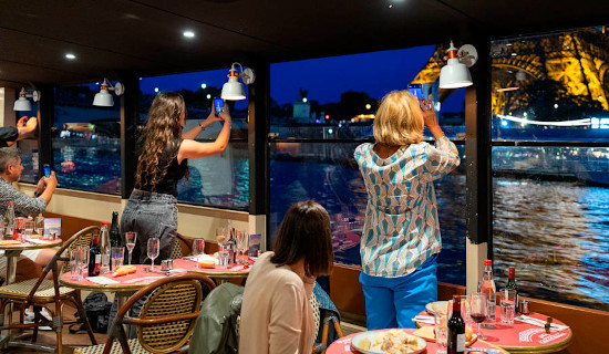 Croisière La Parisienne Gourmande sur la Seine avec planche de charcuterie