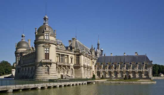 Escapada Visita al castillo de Chantilly y al castillo medieval de Pierrefonds desde París en un cómodo minibús