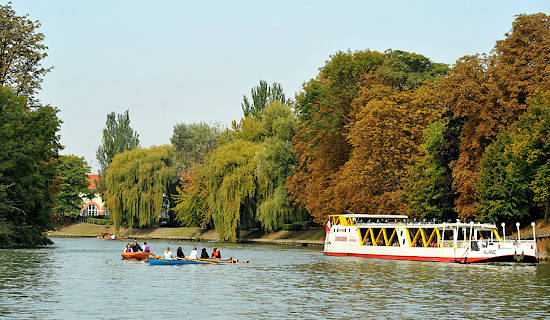 Cruise the land of the "guinguettes" on the river Marne