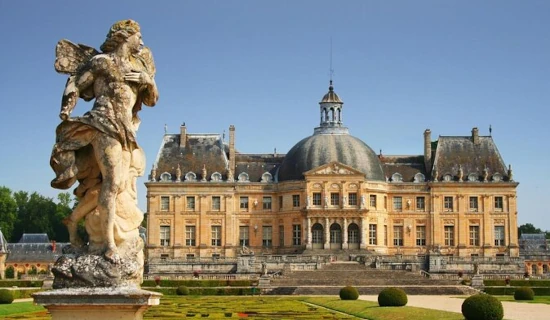 Private day trip in a Minivan to Fontainebleau and Vaux Le Vicomte from Paris in a comfortable minivan