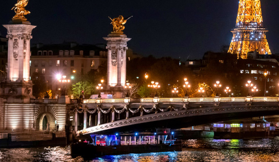Crucero del 14 de julio con fuegos artificiales y cena