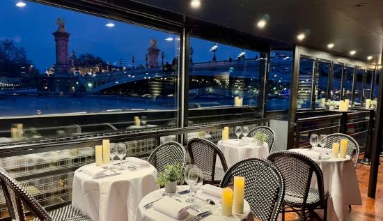 Cena romántica de San Valentín en un barco con vistas a la Torre Eiffel