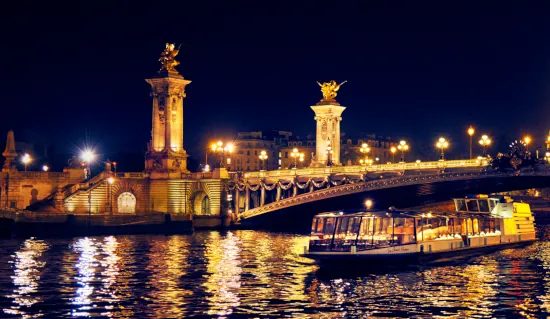 Diner croisière avec table panoramique, ambiance musicale romantique et expérience gastronomique avec un grand choix de menus