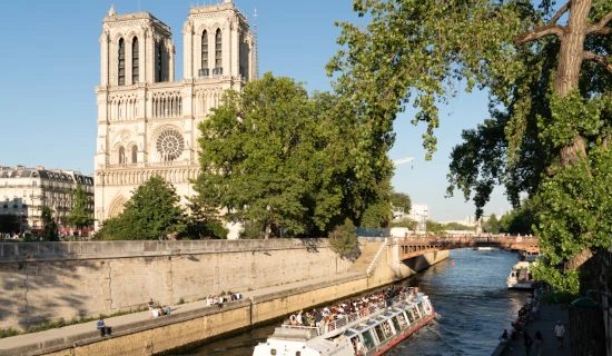 Visite guidée de la cathédrale Notre Dame de Paris en petit groupe (1h30) + croisière de 1h sur la seine