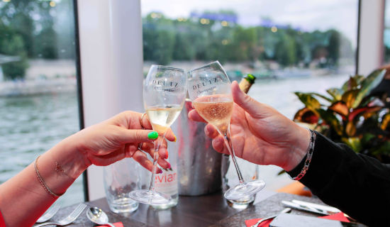 Valentine's Day dinner cruise, departure from Alexandre III bridge