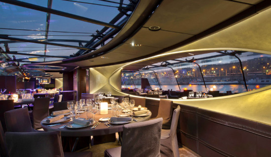 Gourmet dinner cruise on the Seine. Refined menu, complete circuit, panoramic table and singer