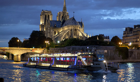 Gourmet dinner cruise on the Seine. Refined menu, complete circuit, panoramic table and singer