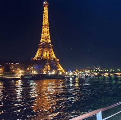 Minuit devant la tour Eiffel
