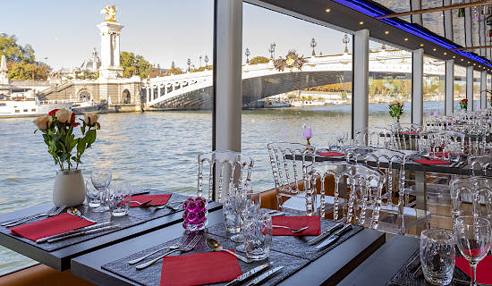 Paris Christmas: Lunch cruise Bistronomique, departure from Alexandre III bridge