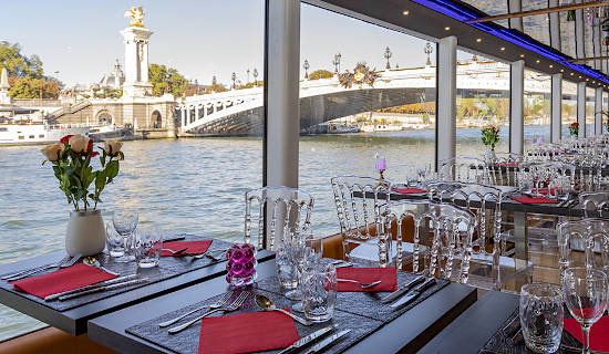 Lunch cruise Bistronomique, departure from Alexandre III bridge