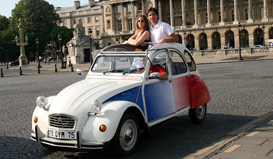 Paseo romántico en Montmartre fuera de las calles empedradas en un 2CV