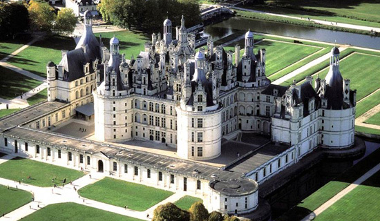 Excursion et tour privé aux Châteaux de la Loire au départ de Paris en minivan tout confort