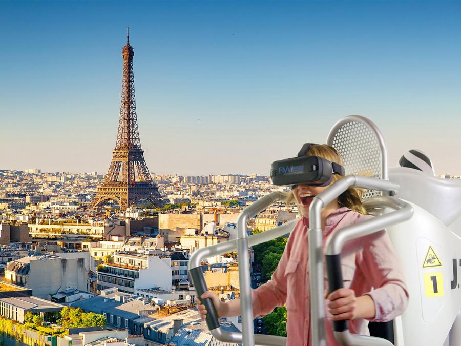 Paris, Francia - Oct 25, 2020: POV man mostrando dispositivos