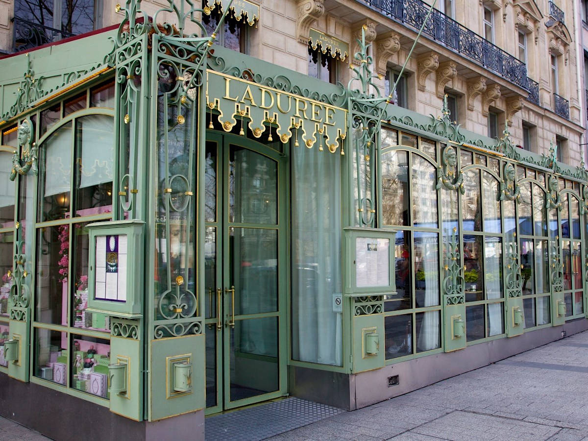 Cena al restaurante Ladurée y espectaculo del Lido