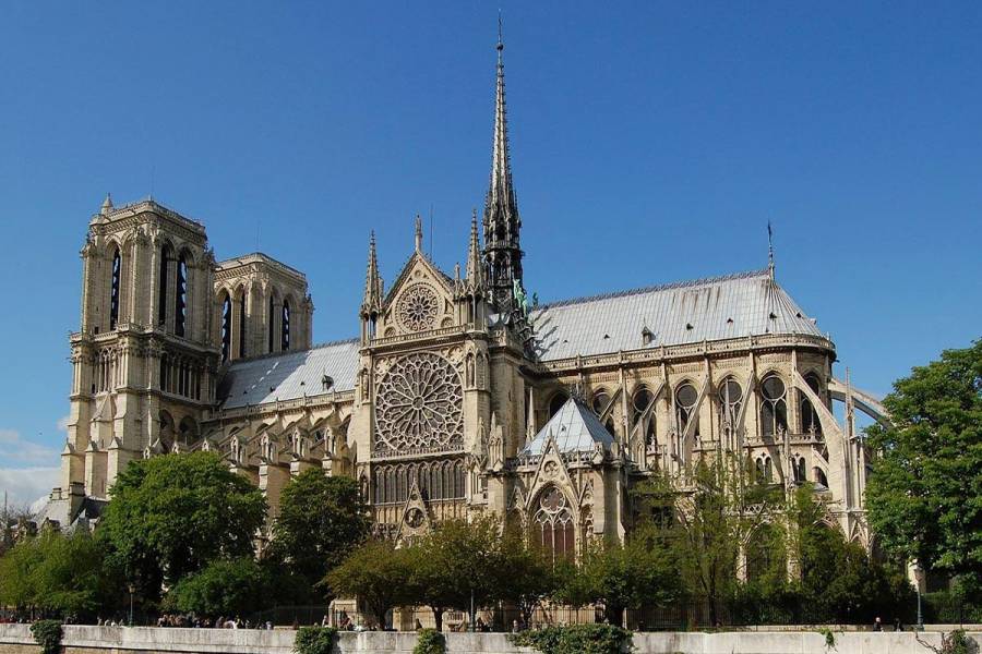 Fachada sur de la catedral Notre Dame de Paris, con su rosetón, arbotantes y aguja