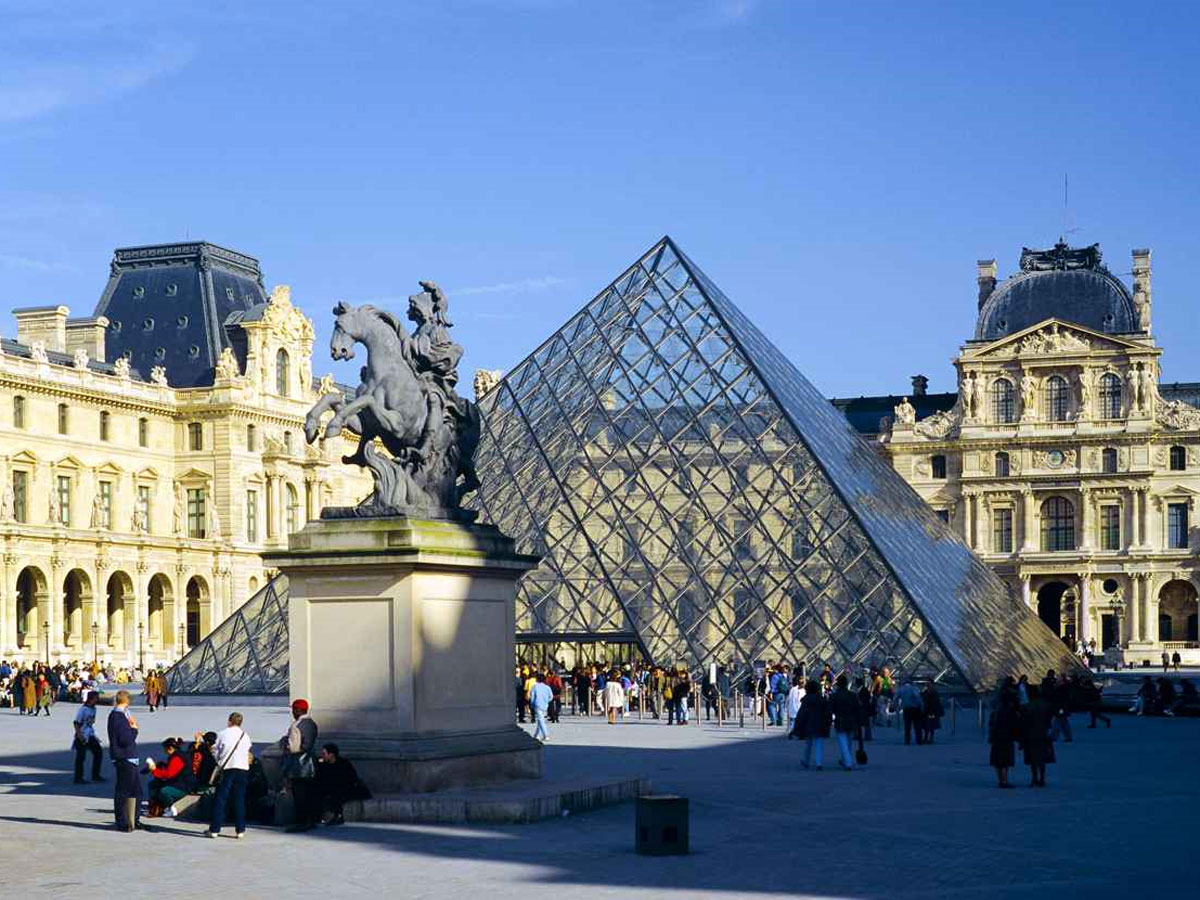 louvre tourist guide