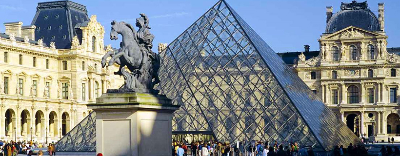 Piramide del museo del Louvre