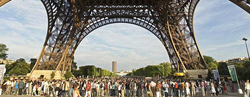 la cola a los pies de la Torre Eiffel