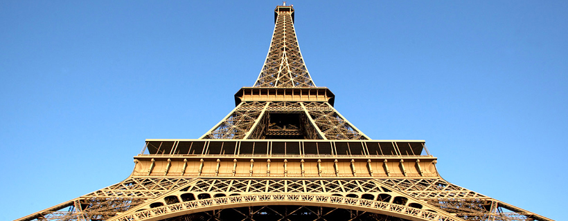 La Torre Eiffel vista desde abajo