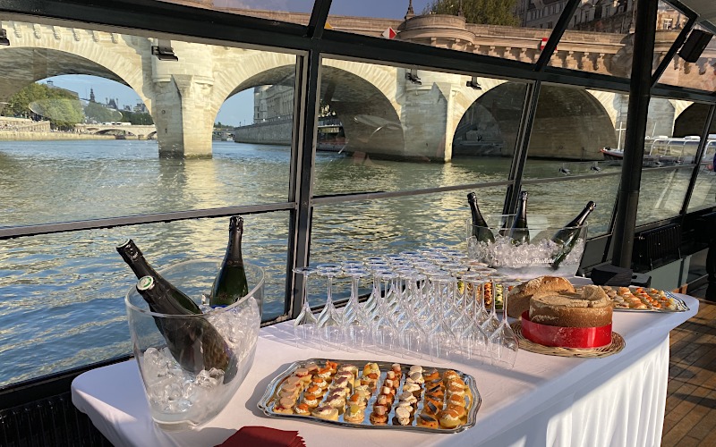 Brindis con champ�n a bordo de una barcaza durante una salida de asociaci�n