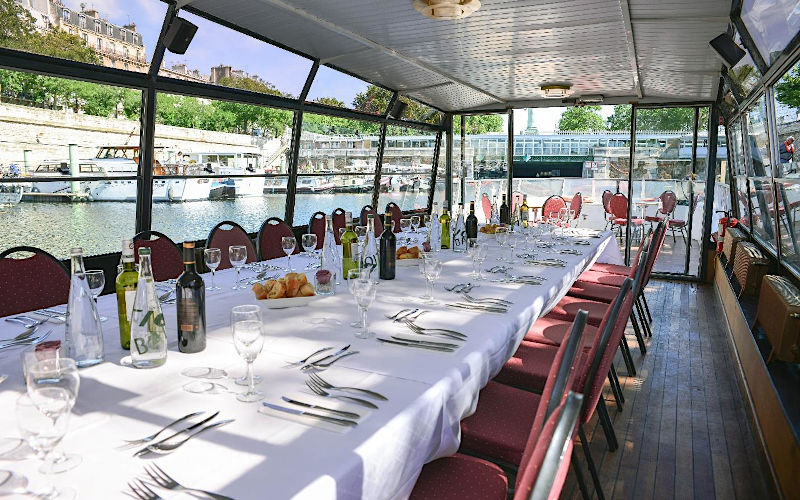 Soirée privée sur la Seine, vue sur les monuments parisiens