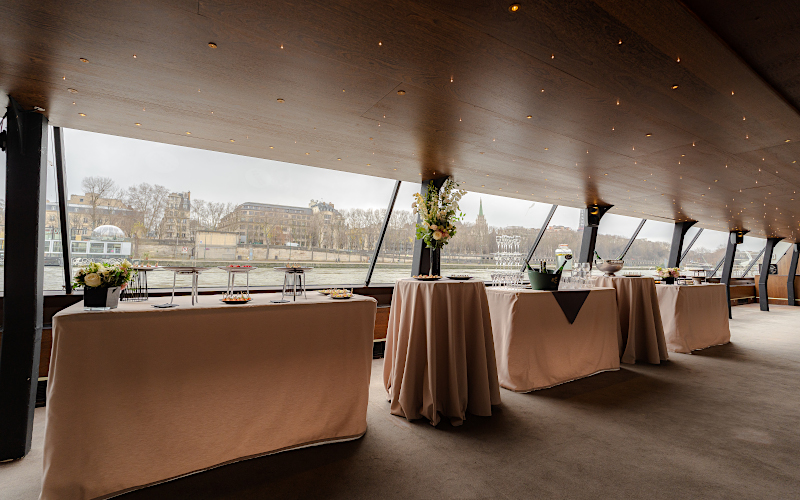 Interior de un barco privatizado durante un evento de empresa