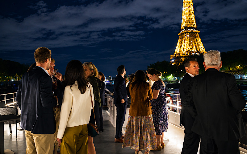 Velada de empresa en una barcaza privatizada, vistas a la Torre Eiffel de noche