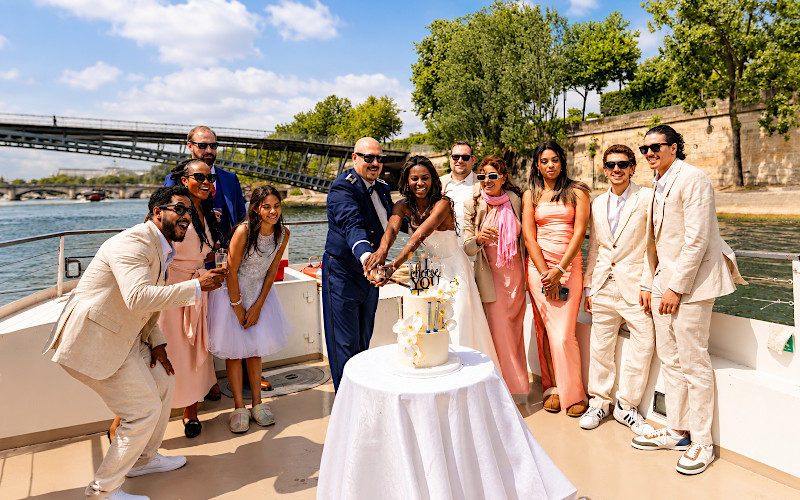 Ceremonia de boda en una barcaza privatizada navegando por el Sena en Par�s