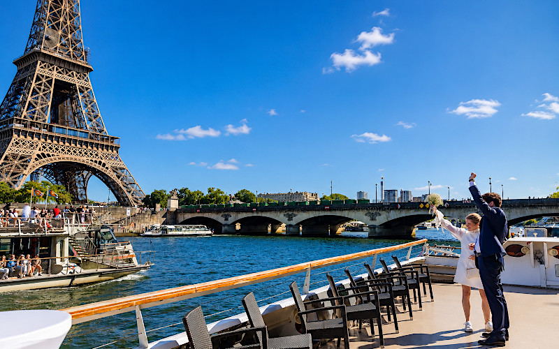 Barcaza de bodas con vistas a la Torre Eiffel iluminada