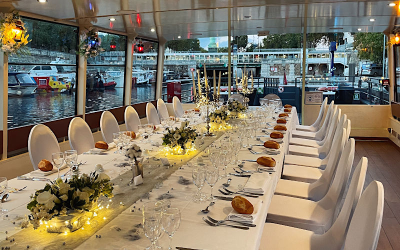 Ambiance festive à bord d'une péniche à Paris