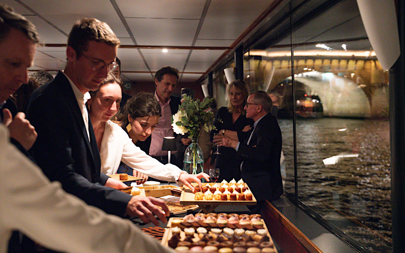 Dîner de noces sur une péniche privatisée à Paris