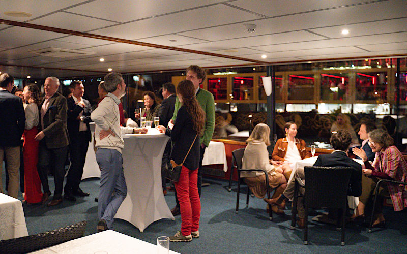 Soirée festive sur une péniche à Paris
