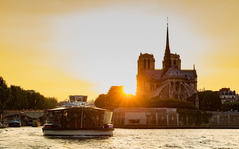 Repas de famille sur une péniche à Paris