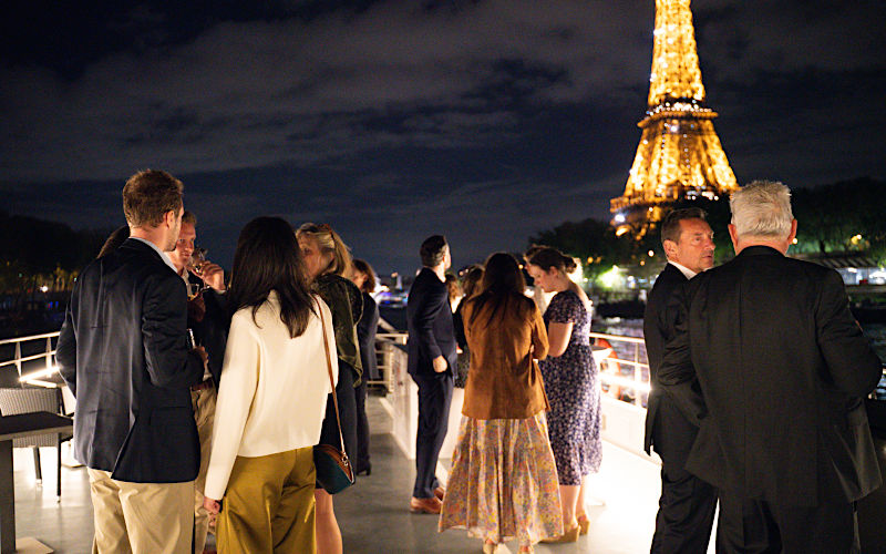 Cérémonie de mariage à bord d'une péniche sur la Seine