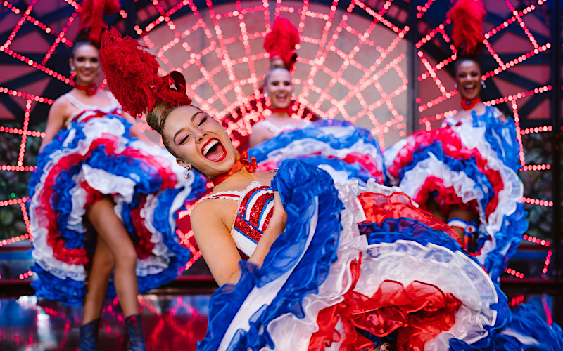 Bailarina de cancan franc�s con traje rojo, blanco y azul en el escenario del Moulin Rouge en Par�s
